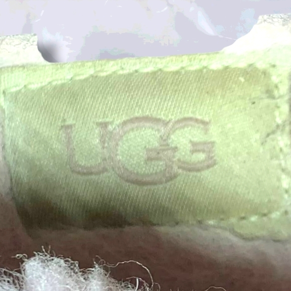 Ugg Women’s Dakota loafer based slipper - Picture 7 of 7